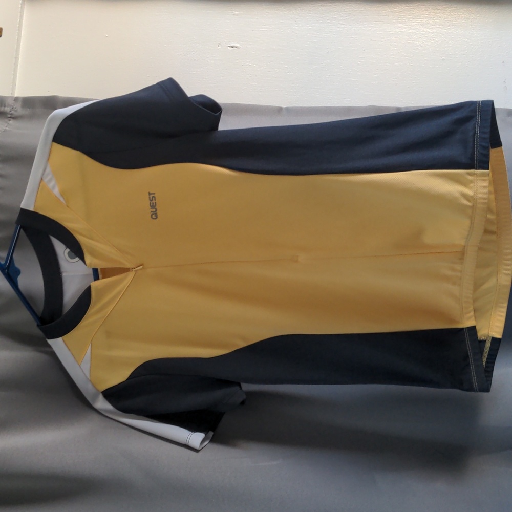 Quest size small bike shirt